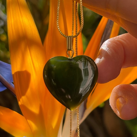 Dark spinach green natural jade pendant & 18K gold plated adjustable chain - Picture 5 of 6